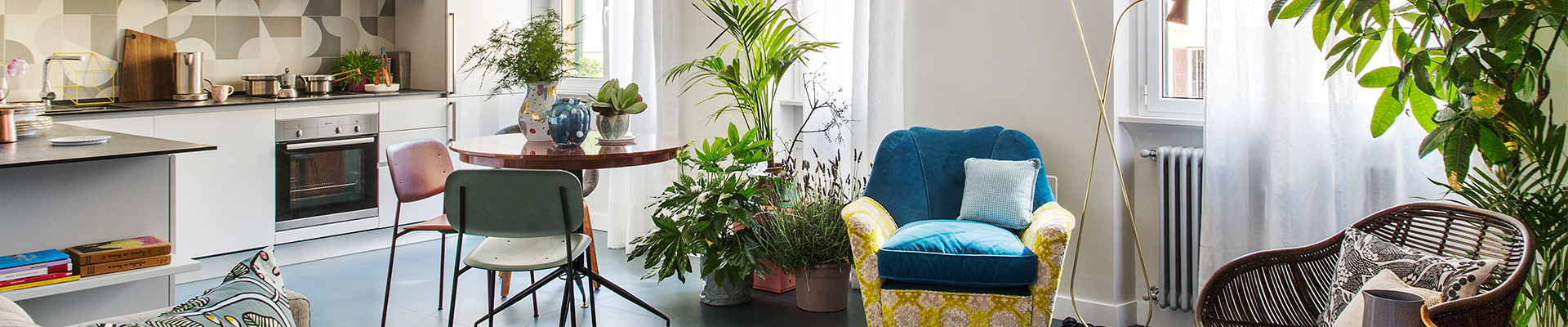 자연광과 녹색 식재가 어우러진 거실